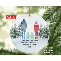 Ornament Zur Geburt Von Babys Als Mami Und Daddy Zwillingen - New Eltern Mutter Vater Mom Dad Geschenk Kind Unsere 4-Köpfige Familie Ornament Zur Geburt Von Babys Als Mami Und Daddy Zwillingen - New Eltern Mutter Vater Mom Dad Geschenk Kind Unsere 4-Köpfige Familie von aCreativePanda