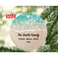 Personalisierte Familie Weihnachten Ornament - Geschenk Für Mit 2 3 4 5 6 Benutzerdefinierte Familienname Jahr Keramik Strandfarben Personalisierte Familie Weihnachten Ornament - Geschenk Für Mit 2 3 4 5 6 Benutzerdefinierte Familienname Jahr Keramik Strandfarben von aCreativePanda