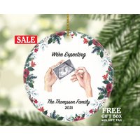 Personalisierte Weihnachten Ornament - Zukünftige Baby Schwangerschaft Ankündigung Geschenk Wir Erwarten Für Schwangere Mama Papa von aCreativePanda