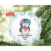 Personalisierter Weihnachtsschmuck -Es Verlobungs Ansage - Pinguin Paar Geschenk Datum Und Name Personalisierter Weihnachtsschmuck -Es Verlobungs Ansage - Pinguin Paar Geschenk Datum Und Name von aCreativePanda