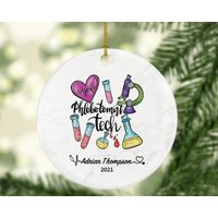 Phlebotomist Tech Weihnachtsschmuck Personalisiert - Lab Geschenk, Pflegekraft Im Rankenhaus Grundangabe Der Wertschätzung Für Mitarbeiter Phlebotomist Tech Weihnachtsschmuck Personalisiert - Lab Geschenk, Pflegekraft Im Rankenhaus Grundangabe Der Wertschätzung Für Mitarbeiter von aCreativePanda