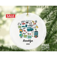 Reisende Weihnachtsverzierung Personalisiert - Urlaub Reise Liebhaber Geschenk Für Benutzerdefinierte Name Jahr Reisende Weihnachtsverzierung Personalisiert - Urlaub Reise Liebhaber Geschenk Für Benutzerdefinierte Name Jahr von aCreativePanda