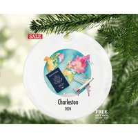 Reisende Weihnachtsverzierung Personalisiert - Urlaubsreise-Liebhabergeschenk Für Internationalen Reisenden Passport-Flugzeugkarte Reisende Weihnachtsverzierung Personalisiert - Urlaubsreise-Liebhabergeschenk Für Internationalen Reisenden Passport-Flugzeugkarte von aCreativePanda