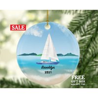 Segelboot Weihnachtsverzierung Personalisiert - Sailor Custom Segelfamilie Boot Geschenk Für Kapitän Segelboot Weihnachtsverzierung Personalisiert - Sailor Custom Segelfamilie Boot Geschenk Für Kapitän von aCreativePanda