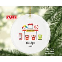 Tankstellenbesitzer Arbeiter Weihnachtsverzierung Personalisiert - Geschenk Für Einen Mit Individuellem Namen Tankstellenbesitzer Arbeiter Weihnachtsverzierung Personalisiert - Geschenk Für Einen Mit Individuellem Namen von aCreativePanda