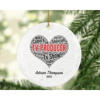 Tv Produzent Weihnachten Ornament Personalisiert - Geschenk Für Fernsehproduzent Benutzerdefinierter Name Jahr Tv Produzent Weihnachten Ornament Personalisiert - Geschenk Für Fernsehproduzent Benutzerdefinierter Name Jahr von aCreativePanda