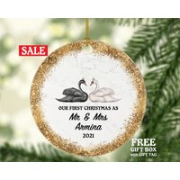 Unser Erstes Weihnachten Als Mr & Mrs Married Paar Ornament Personalisiert - Braut Und Bräutigam Geschenk Schwäne Benutzerdefinierte Familienname Unser Erstes Weihnachten Als Mr & Mrs Married Paar Ornament Personalisiert - Braut Und Bräutigam Geschenk Schwäne Benutzerdefinierte Familienname von aCreativePanda
