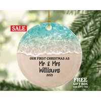 Unser Erstes Weihnachten Verheiratet Ornament - Als Mr Und Mrs Jungvermählten Mr. & Mrs. Hochzeit Personalisiert Benutzerdefinierter Name Strandfarbe Unser Erstes Weihnachten Verheiratet Ornament - Als Mr Und Mrs Jungvermählten Mr. & Mrs. Hochzeit Personalisiert Benutzerdefinierter Name Strandfarbe von aCreativePanda