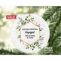 Unser Erstes Weihnachten Verlobt Personalisierte Ornament - Verlobung Paar Geschenk Grüner Rahmen Unser Erstes Weihnachten Verlobt Personalisierte Ornament - Verlobung Paar Geschenk Grüner Rahmen von aCreativePanda