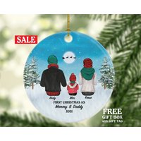 Weihnachten Als Mama Und Papa Personalisierte Ornament - Neue Baby Eltern Mutter Vater Geschenk Kind Säugling Unsere 3-Köpfige Familie Weihnachten Als Mama Und Papa Personalisierte Ornament - Neue Baby Eltern Mutter Vater Geschenk Kind Säugling Unsere 3-Köpfige Familie von aCreativePanda