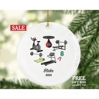 Workout Fitness Pilates Yoga Personalisierte Weihnachtsverzierung - Personal Trainer Benutzerdefinierte Gesunder Lebensstil Trainingsübung Workout Fitness Pilates Yoga Personalisierte Weihnachtsverzierung - Personal Trainer Benutzerdefinierte Gesunder Lebensstil Trainingsübung von aCreativePanda