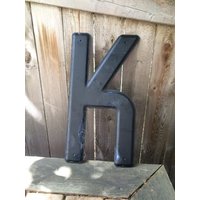 24" Vintage Industrial Metal Marquee Letter K - Schwarzes Metall Nos Stahlschild Buchstabe Geborgener Schwarzer Buchstabe Geschwungener Metallbrief von aVintageParcel