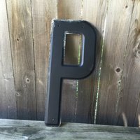 24" Vintage Industrial Metal Marquee Letter P - Schwarzes Metall Nos Stahlschild Buchstabe Geborgener Schwarzer Buchstabe Umgeschlagener Metallbrief von aVintageParcel