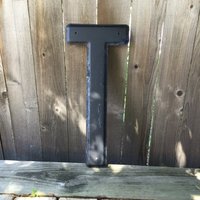 24" Vintage Industrial Metal Marquee Letter T - Schwarzes Metall Nos Stahlschild Buchstabe Geborgener Schwarzer Buchstabe Umgeschlagener Metallbrief von aVintageParcel