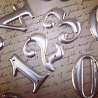 Industriezahlen 5 cm - Kleine Vintage Metallzahlen Recycelte Adresszahlen Geborgene Hauszahlen Versilberte Hausnummern von aVintageParcel