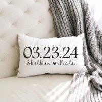 Personalisiertes Hochzeit Date Kissen, Geschenk Zur Verlobung, Baumwollleinwand von abbykatepillows