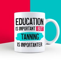 Geschenk Für Bräunungsliebhaber, Bräunungsgeschenke, Gefälschte Lustige Bildung Ist Ein Wichtiges Bräunungsthema, Bräunungs-Fan-Tasse Edu von abitofbanter