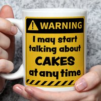 Geschenk Für Kuchenliebhaber, Kuchengeschenke, „Warning May Start Talking Cakes", Lustige Kuchenthema, Kuchenbecher Wrn von abitofbanter