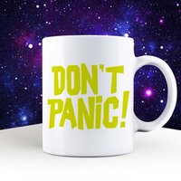 Keine Panik Hitchhiker's Guide Geschenk, H2G2 Tasse, Arthur Dent 42, Sci Fi Geek, Nerd Merch Kaffeetasse, Douglas Adams To The Galaxy Tasse von abitofbanter