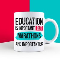 Marathon-Liebhaber-Geschenk, Marathon-Geschenke, Marathon-Läufer-Geschenke, Lustige Marathonläufer-Geschenke, Marathon-Thema, Marathon-Fan-Tasse Edu von abitofbanter