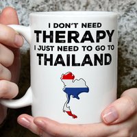 Thailand-Liebhaber-Geschenk, Thailand-Tasse, Thailand-Flagge, Thai-Urlaub, Reiseliebhaber-Geschenk, Lustige Therapie, Thailand-Urlaubstasse von abitofbanter