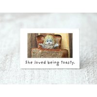 "Lustiger Kühlschrank-Magnet "Toasty" Porzellan-Puppe Claudia Toast Humor-Küchen-Dekoration." von adventuresofclaudia