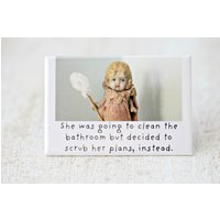 Lustiger Putz-Magnet Bisque Dolly Abenteuer Von Claudia Puppe-Kühlschrank-Dekoration von adventuresofclaudia