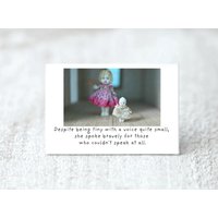 Trotz Winzig Mit Einer Stimme So Kleine Tapferkeit Stehend Magnet Abenteuer Von Claudia Doll von adventuresofclaudia