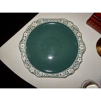 1950 Harker Pottery Green Servierplatte, Cameoware Scalloped Edge Servierplatte Durchmesser 12 " von aflairfordrama