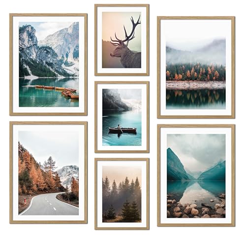 ag.art deco® Poster Set 7 Alpen Wandbilder mit Holz Rahmen | Berge Wald Braies See Weg Boote Hirsch | Mehrteilige Braun Wanddeko Wohnzimmer & Schlafzimmer von ag.art deco