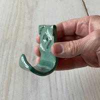 Kleiner Grüner Keramik Haken von ahauspottery