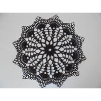 Schönes Häkeldeckchen Aus Schwarzem Baumwollgarn Mit 12 Spitzen Ca 28 cm | Modell A 15 Schönes Häkeldeckchen Aus Schwarzem Baumwollgarn Mit 12 Spitzen Ca 28 cm | Modell A 15 von akkisflinkemasche