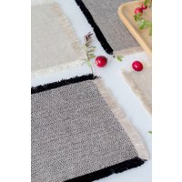 Untersetzer Set Mit Fransen Aus 4Er, 6Er Und 8Er Fischgrät - Leinen-Baumwoll-Untersetzer in Verschiedenen Farben Der Größe 15x15 cm Untersetzer Set Mit Fransen Aus 4Er, 6Er Und 8Er Fischgrät - Leinen-Baumwoll-Untersetzer in Verschiedenen Farben Der Größe 15x15 cm von alabatis