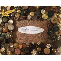 Erdfarbener Knopfrahmen in Brauntönen ~ Rustikaler Rahmen Geschenk Für Sie Ihn Rustikales Dekor Boho 13x18 Foto von allbuttonedupbytina