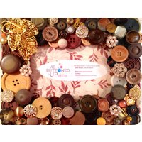 Erdfarbener Knopfrahmen in Brauntönen ~ Rustikales Dekor Holziges Outdoory Rahmen Geschenk Für Sie Ihn Boho 10x15 Foto von allbuttonedupbytina