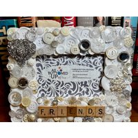 Freunde ~ Knopfrahmen Freundschaftsgeschenk Weiß, Klar Und Silber Für 4"x6" Foto - Geschenk Sie Rahmen Wohnheim Einweihungsgeschenk Freunde ~ Knopfrahmen Freundschaftsgeschenk Weiß, Klar Und Silber Für 4"x6" Foto - Geschenk Sie Rahmen Wohnheim Einweihungsgeschenk von allbuttonedupbytina