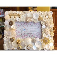 Grossmutter Weißer Knopfrahmen ~ Geschenk Für Mama Schwester Muttertag Memory Frame Cottage Decor 10x15 Foto von allbuttonedupbytina