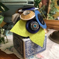 Knopfblumen Und Vase ~ Knopfvase Knopfkunst Retro Kunst Geschenk Für Näherinnen Näherin Boho Knopfblumen Und Vase ~ Knopfvase Knopfkunst Retro Kunst Geschenk Für Näherinnen Näherin Boho von allbuttonedupbytina