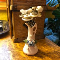 Knopfblumen Und Wedgewood Vase ~ Retro Dekor Geschenk Für Sie Näherin Shabby Chic Kunst Boho Cottage von allbuttonedupbytina