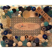 Reserviert ~ Personalisierter Baby Knopfrahmen Personalisierter Rahmen Geschenk Für Neue Mama Baby Shower Kinderzimmer Dekor 4x6 Foto Reserviert ~ Personalisierter Baby Knopfrahmen Personalisierter Rahmen Geschenk Für Neue Mama Baby Shower Kinderzimmer Dekor 4x6 Foto von allbuttonedupbytina