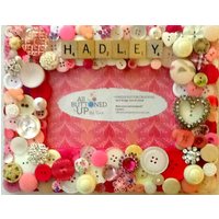 Reserviert ~ Personalisierter Baby Knopfrahmen in Rosa Und Weiß Baby Shower Geschenk Kinderzimmer Dekor Personalisiertes Mädchen 4x6 Foto Reserviert ~ Personalisierter Baby Knopfrahmen in Rosa Und Weiß Baby Shower Geschenk Kinderzimmer Dekor Personalisiertes Mädchen 4x6 Foto von allbuttonedupbytina