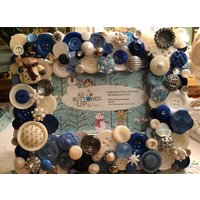 Schneemann Bilderrahmen in Blau & Weiß Mit Eisigen Winterkristallen Schneemann Bilderrahmen in Blau & Weiß Mit Eisigen Winterkristallen von allbuttonedupbytina
