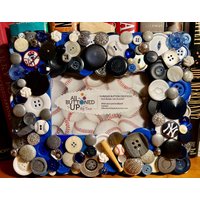 Yankees Button Rahmen in Blau, Grau, Weiß ~ Freundschafts Geschenk Für 4x6 Foto - Baseball Fan Bilderrahmen Wohnheim Einweihungsgeschenk Ihn Yankees Button Rahmen in Blau, Grau, Weiß ~ Freundschafts Geschenk Für 4x6 Foto - Baseball Fan Bilderrahmen Wohnheim Einweihungsgeschenk Ihn von allbuttonedupbytina