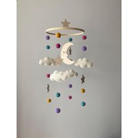 Mobile Baby Mit Holzmond Und Sterne | Babymobile Für Wickelkommode Kinderzimmer Geschenk Schwangere Zur Geburt Babyparty von allerglueck
