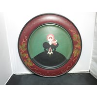 Handgemalte Figurale Volkskunst Holzplatte Tole Painted Signiert Claudette Sale Vom 20 Bis 18 von alliesvintagealley