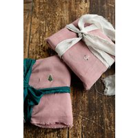 Rosa Geschenkverpackungen Aus Leinen Gestickte Weihnachtsmotive von allthebeautifullinen