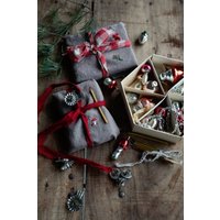 Dusty Cacao Leinen Geschenkverpackungen Set Bestickte Servietten von allthebeautifullinen