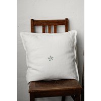 Handgestickter Weihnachtskissenbezug Aus Leinen Handgestickter Weihnachtskissenbezug Aus Leinen von allthebeautifullinen