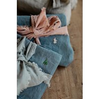 Petrolblaue Geschenktüten Im Set Gestickte Weihnachtsmotive Petrolblaue Geschenktüten Im Set Gestickte Weihnachtsmotive von allthebeautifullinen