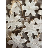 Handgemachte Keramik Hängende Weihnachtsbaumschmuck/Weiß Rustikale von allthingsBISQD